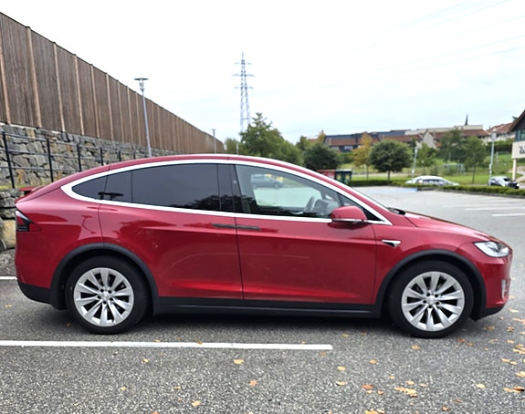 Tesla Model X 9 of 17