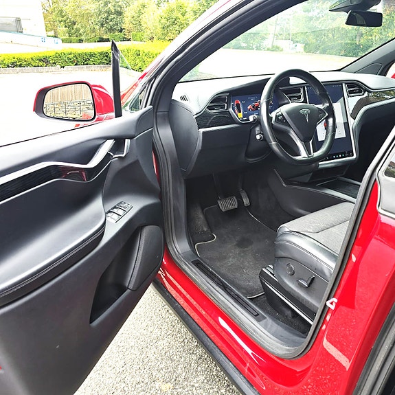 Tesla Model X 12 of 17