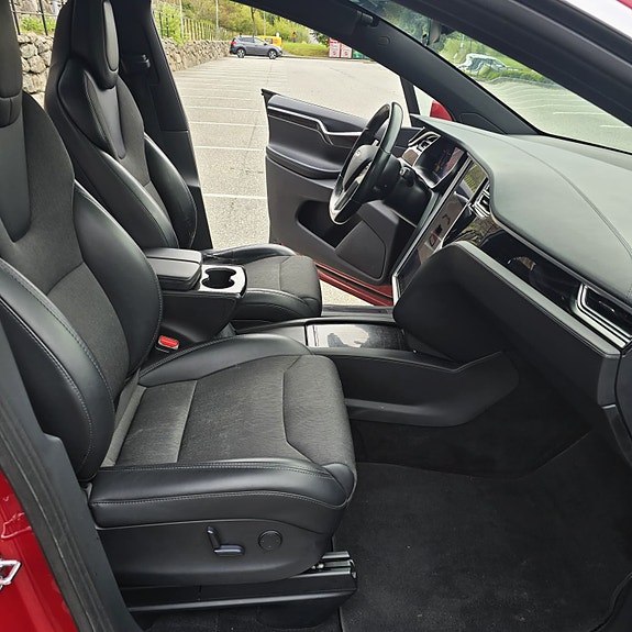 Tesla Model X 14 of 17