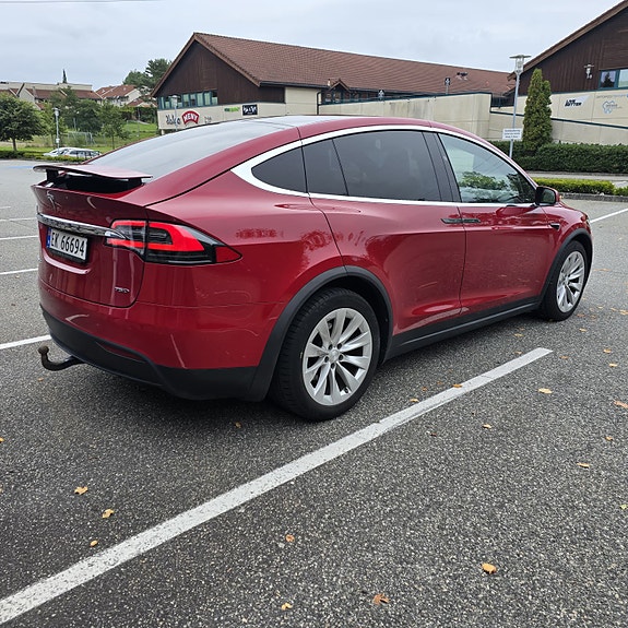 Tesla Model X 10 of 17