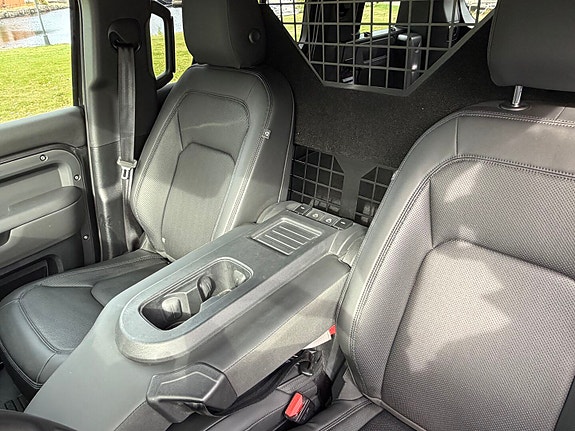 Land Rover Defender 110 17 of 30