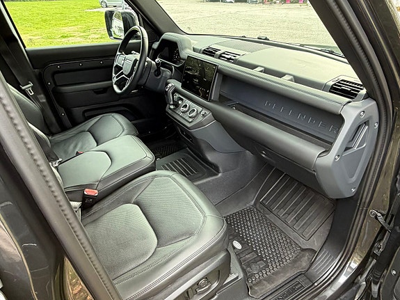 Land Rover Defender 110 21 of 30