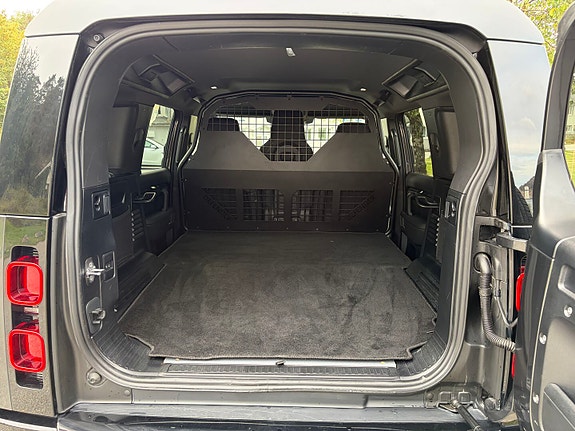 Land Rover Defender 110 22 of 30