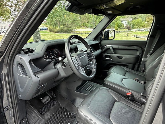Land Rover Defender 110 15 of 30