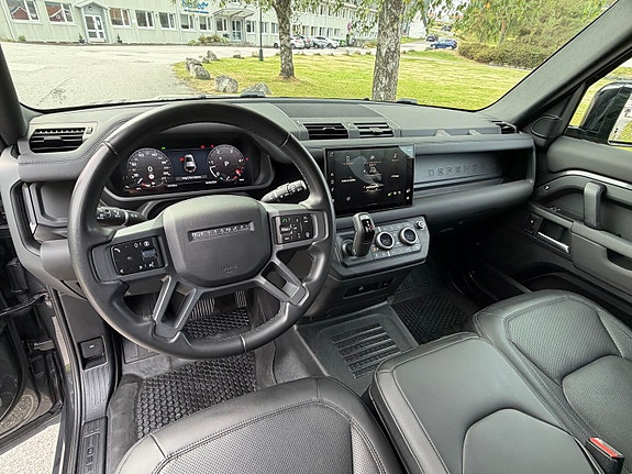 Land Rover Defender 110 23 of 30