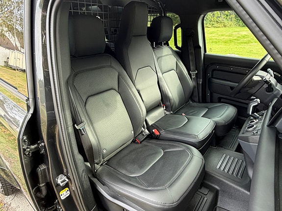 Land Rover Defender 110 19 of 30