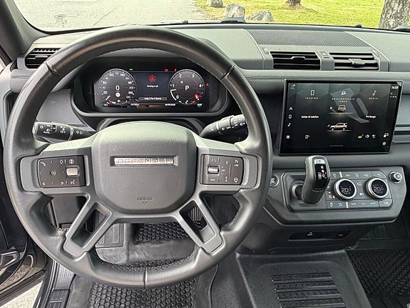 Land Rover Defender 110 24 of 30