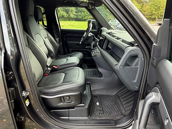 Land Rover Defender 110 20 of 30
