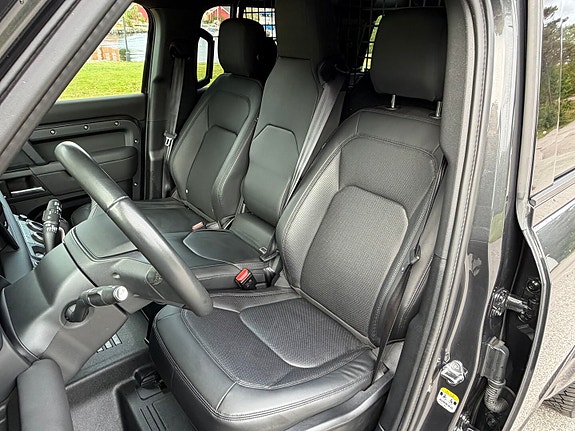 Land Rover Defender 110 12 of 30