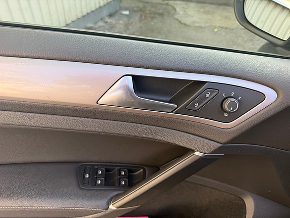 Volkswagen e-Golf VII 16 of 22