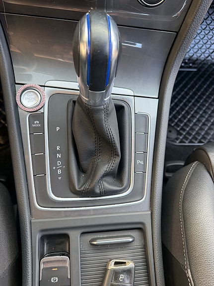 Volkswagen e-Golf VII 18 of 22