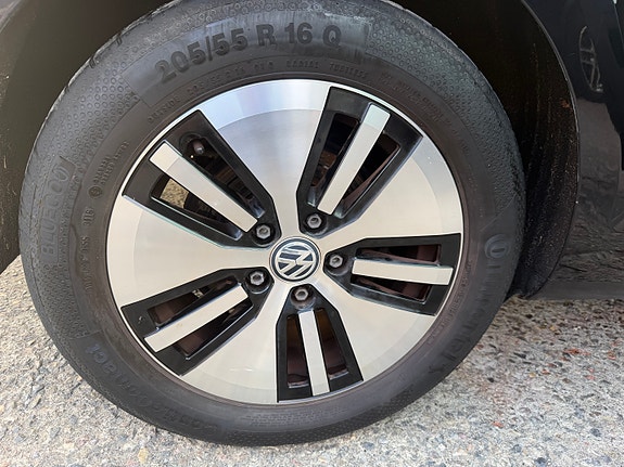 Volkswagen e-Golf VII 13 of 22