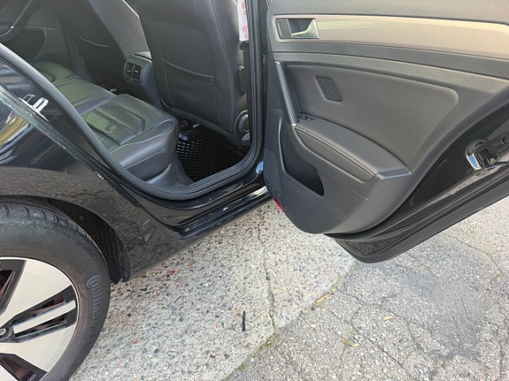 Volkswagen e-Golf VII 14 of 22