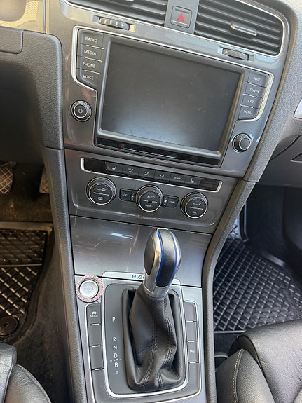Volkswagen e-Golf VII 15 of 22