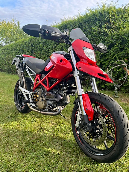 Ducati Hypermotard 1100 2 of 14