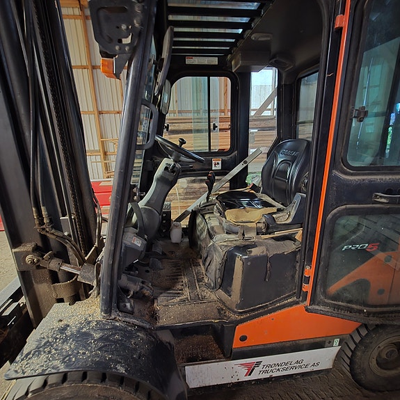 Doosan DOOSAN SERTIFISERT FOR 1 NYTT ÅR/3,5 TONN DIESELTRUCK / KUN 3.000 TIMER / SIDESKIFT OG SPREDERE PÅ GAFLENE 11 of 14