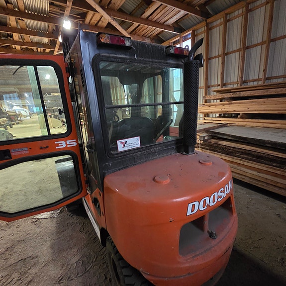 Doosan DOOSAN SERTIFISERT FOR 1 NYTT ÅR/3,5 TONN DIESELTRUCK / KUN 3.000 TIMER / SIDESKIFT OG SPREDERE PÅ GAFLENE 2 of 14