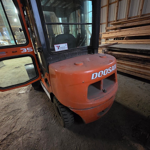 Doosan DOOSAN SERTIFISERT FOR 1 NYTT ÅR/3,5 TONN DIESELTRUCK / KUN 3.000 TIMER / SIDESKIFT OG SPREDERE PÅ GAFLENE 3 of 14