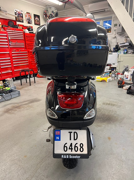 Vespa LX 50 9 of 16