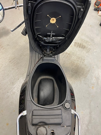 Vespa LX 50 10 of 16