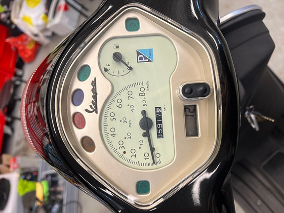 Vespa LX 50 7 of 16