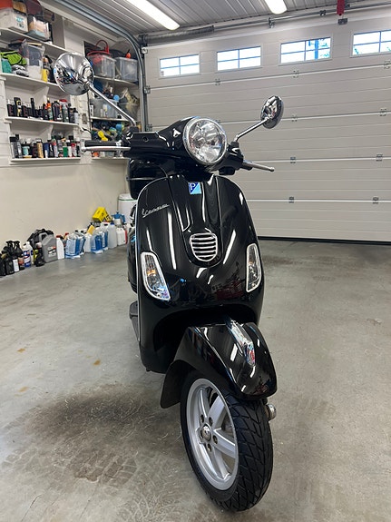 Vespa LX 50 2 of 16