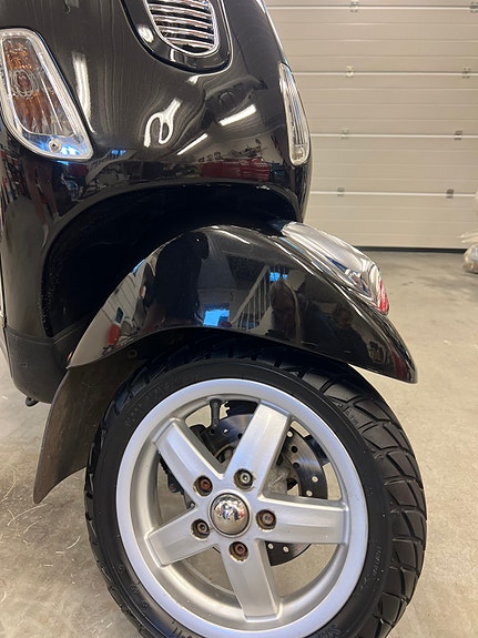 Vespa LX 50 12 of 16