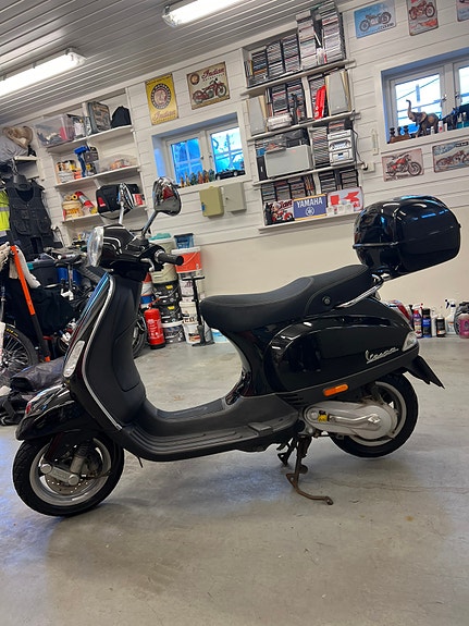 Vespa LX 50 3 of 16