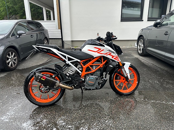 KTM 390 Duke 3 of 5