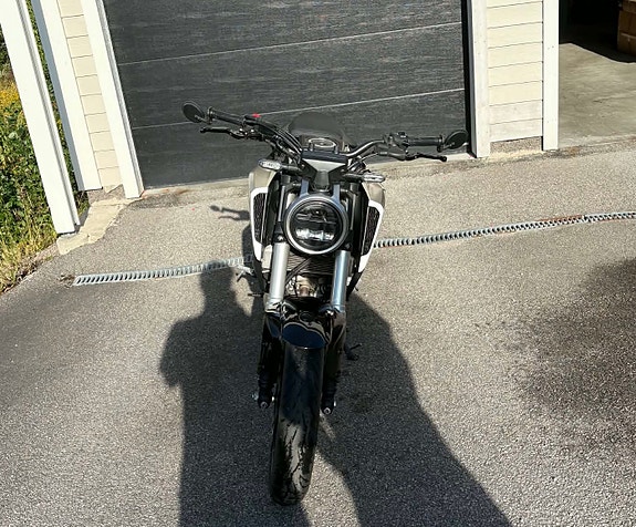 Honda CB125R 4 of 13