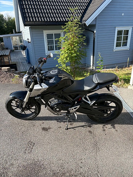 Honda CB125R 2 of 13
