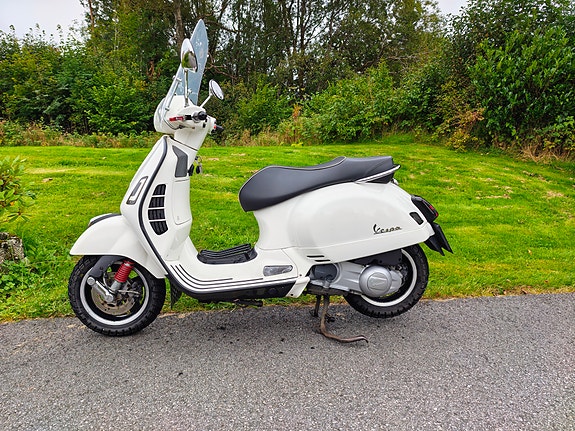 Vespa GTS 300 SuperSport 3 of 10