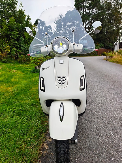 Vespa GTS 300 SuperSport 2 of 10