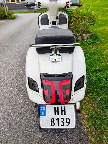 Vespa GTS 300 SuperSport 5 of 10