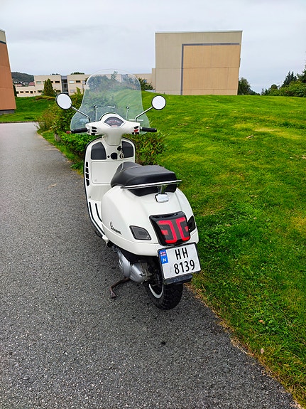 Vespa GTS 300 SuperSport 4 of 10