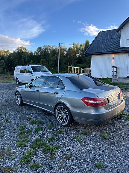 Mercedes-Benz E220 d 2 of 10