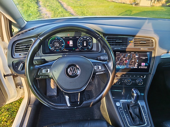 Volkswagen e-Golf VII 7 of 12
