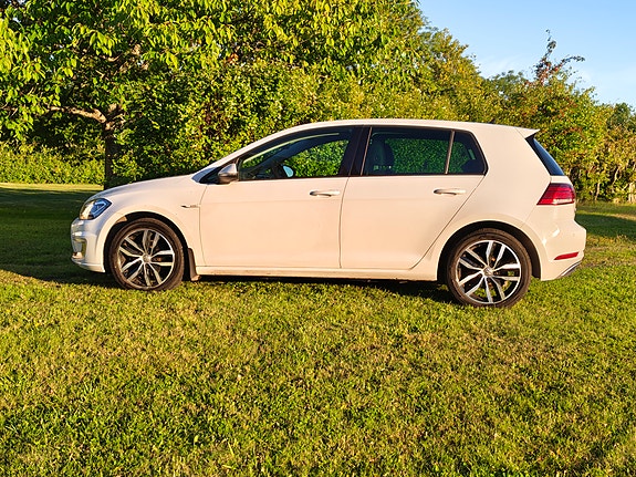 Volkswagen e-Golf VII 2 of 12