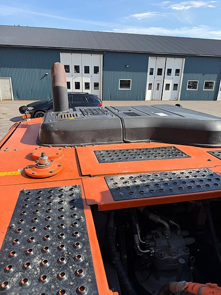 Hitachi ZX290LC-5B. 13 of 15