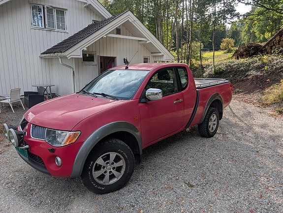 Mitsubishi L200 Club Cab 2 of 9