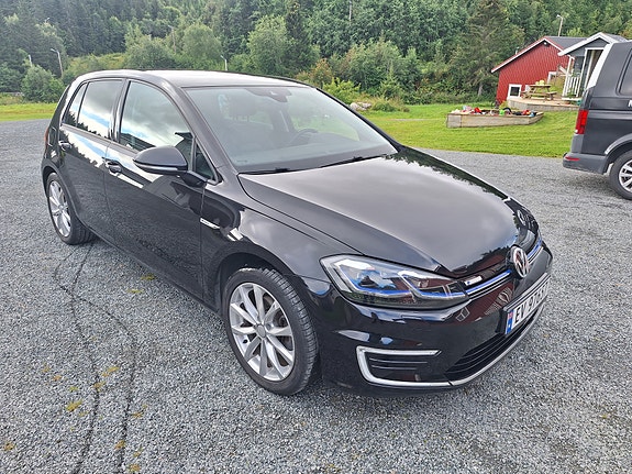 Volkswagen e-Golf VII 15 of 28