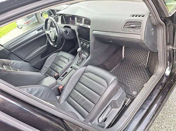 Volkswagen e-Golf VII 16 of 28