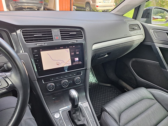 Volkswagen e-Golf VII 26 of 28