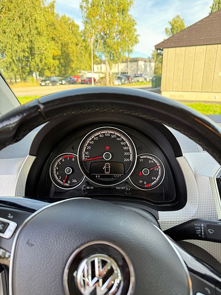 Volkswagen UP! 5 of 12