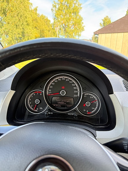 Volkswagen UP! 6 of 12