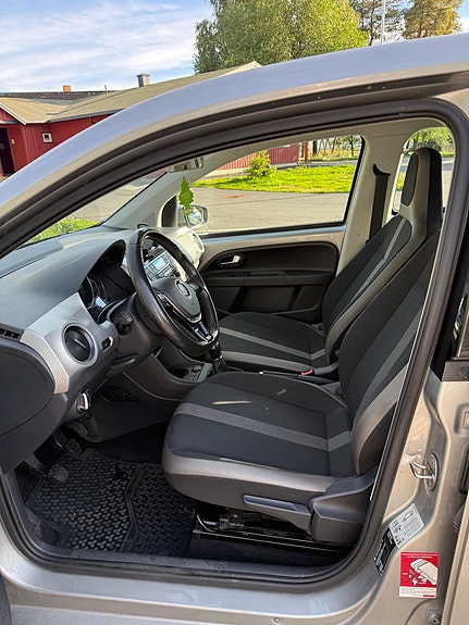 Volkswagen UP! 7 of 12