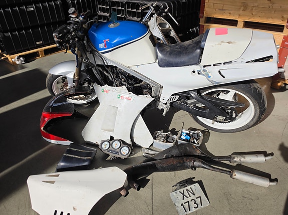 Suzuki RG 500 3 of 16