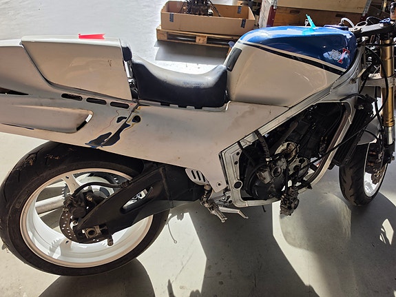 Suzuki RG 500 14 of 16