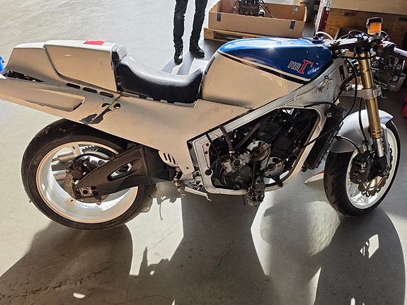 Suzuki RG 500 2 of 16