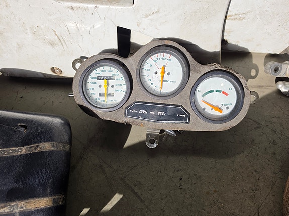 Suzuki RG 500 8 of 16